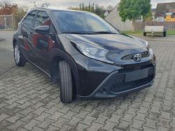 Schwarz metallic Gebraucht 2022 Toyota Aygo X X-play SUV | 15.770 € (Etwas zu teuer)