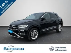 Deep black perleffekt (metallic) Gebraucht 2024 VW T-Roc Style SUV | 30.975 € (Fairer Preis)