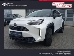 Platinumweiss perleffekt Gebraucht 2023 Toyota Yaris Hybrid Advance | 32.450 €