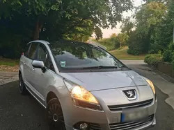 Silber Gebraucht 2011 Peugeot 5008 Van / Kleinbus | 2.800 € (Fairer Preis)