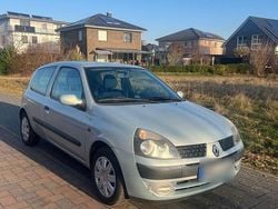 Grau Gebraucht 2002 Renault Clio II Kleinwagen | 1.799 € (Fairer Preis)