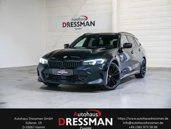 Black sapphire metallic Gebraucht 2023 BMW 320 M Sport Kombi | 32.470 € (Guter Preis)