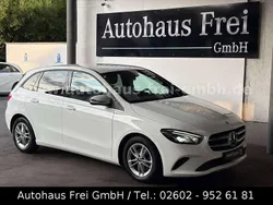 Weiß Gebraucht 2020 Mercedes B180 Style Van / Kleinbus | 18.990 € (Guter Preis)