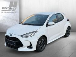 Schneeweiß Gebraucht 2022 Toyota Yaris Hybrid Basis Limousine | 18.444 € (Fairer Preis)