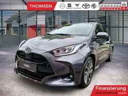Grau Gebraucht 2024 Toyota Yaris Hybrid Style Limousine | 27.485 € (Fairer Preis)