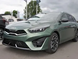 Experience green metallic Neu 2025 Kia Ceed Sportswagon 3 Kombi | 33.229 € (Teuer)