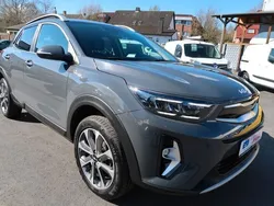 Grau Gebraucht 2022 Kia Stonic Platinum Edition SUV | 21.900 €