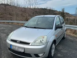 Grau Gebraucht 2002 Ford Fiesta Ghia Kleinwagen | 1.100 € (Fairer Preis)