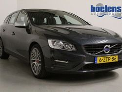Grau Gebraucht 2015 Volvo V60 R-Design Kombi | 11.887 € (Teuer)