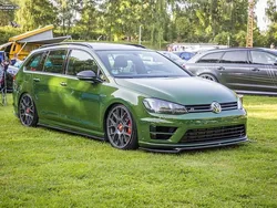 Grün Gebraucht 2015 VW Golf VII R Kombi | 34.000 €