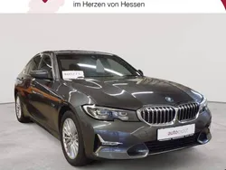 Grau Gebraucht 2022 BMW 330e Luxury Line Limousine | 26.889 €