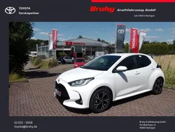 Weiß Neu 2025 Toyota Yaris Hybrid Comfort Limousine | 25.449 € (Fairer Preis)