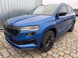 Raceblau metallic Neu 2025 Skoda Karoq SportLine SUV | 38.389 € (Etwas zu teuer)