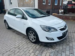 Weiß Gebraucht 2010 Opel Astra Edition Limousine | 3.290 € (Fairer Preis)