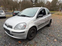 Grau Gebraucht 2002 Toyota Yaris Limousine | 2.990 € (Fairer Preis)