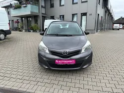 Grau Gebraucht 2012 Toyota Yaris Cool Limousine | 4.490 € (Etwas zu teuer)