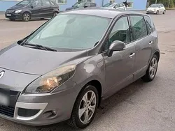 Grau Gebraucht 2010 Renault Scénic III Van / Kleinbus | 3.999 €