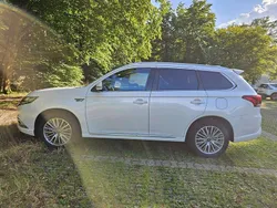 Weiß Gebraucht 2020 Mitsubishi Outlander P-HEV SUV | 20.200 € (Fairer Preis)