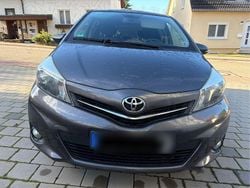 Grau Gebraucht 2014 Toyota Yaris Edition Kleinwagen | 6.900 € (Guter Preis)