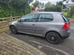 Grau Gebraucht 2005 VW Golf V Kleinwagen | 1.600 € (Fairer Preis)