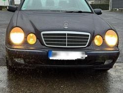 Blau Gebraucht 2002 Mercedes E240 Limousine | 2.950 € (Guter Preis)