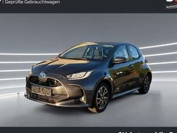 Grau Gebraucht 2024 Toyota Yaris Hybrid Limousine | 21.990 €