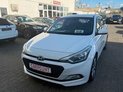Weiß Gebraucht 2015 Hyundai i20 Intro Edition Limousine | 5.650 € (Guter Preis)