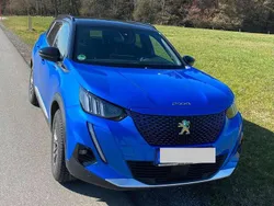 Blau Gebraucht 2021 Peugeot e-2008 GT SUV | 18.400 € (Guter Preis)