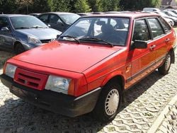 Rot Gebraucht 1993 Lada Samara Kleinwagen | 4.900 €