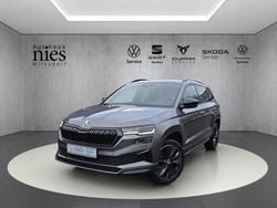 Graphitegrau (metallic) Gebraucht 2024 Skoda Karoq SportLine SUV | 32.990 € (Fairer Preis)