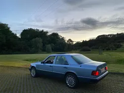Blau Gebraucht 1991 Mercedes E260 Limousine | 7.500 €