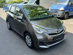 Braun Gebraucht 2015 Toyota Verso-S Life Van / Kleinbus | 11.999 € (Fairer Preis)