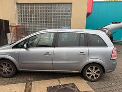 Grau Gebraucht 2008 Opel Zafira Kombi | 1.300 €