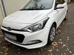 Weiß Gebraucht 2017 Hyundai i20 Kleinwagen | 8.350 € (Fairer Preis)