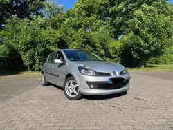 Silber Gebraucht 2007 Renault Clio II Kleinwagen | 1.500 € (Fairer Preis)