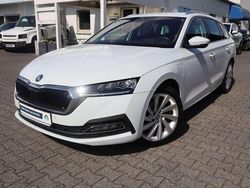 Moon white metallic Gebraucht 2021 Skoda Octavia Style Kombi | 22.475 € (Fairer Preis)