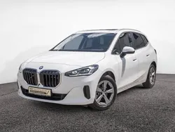 Weiß Gebraucht 2024 BMW 218 Active Tourer Performance Van / Kleinbus | 31.900 € (Superpreis)