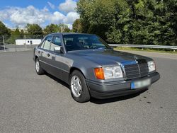 Grau Gebraucht 1990 Mercedes E230 Limousine | 5.290 €