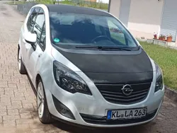 Weiß Gebraucht 2011 Opel Meriva Color Edition Van / Kleinbus | 2.900 € (Guter Preis)
