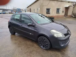 Grau Gebraucht 2005 Renault Clio II Kleinwagen | 2.600 € (Etwas zu teuer)