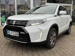Cool white pearl metallic Neu 2025 Suzuki Vitara Comfort SUV | 24.480 € (Fairer Preis)