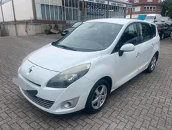 Weiß Gebraucht 2011 Renault Mégane III Limousine | 1.650 €