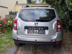 Grau Gebraucht 2016 Dacia Duster Lauréate SUV | 9.700 € (Fairer Preis)