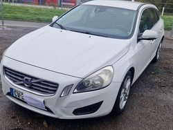 Weiß Gebraucht 2013 Volvo V60 R-Design Kombi | 3.500 €