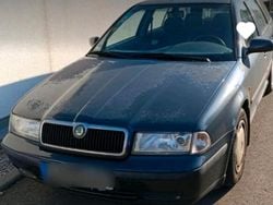 Blau Gebraucht 2000 Skoda Octavia Kombi | 750 €
