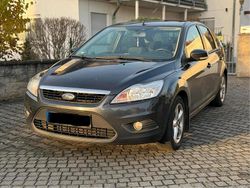 Grau Gebraucht 2011 Ford Focus Limousine | 1.150 €