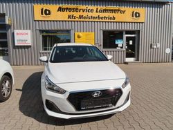 Weiss Gebraucht 2020 Hyundai i30 Trend Limousine | 16.190 €