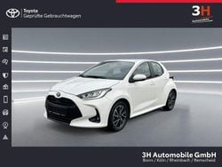 Schneeweiß Gebraucht 2023 Toyota Yaris Hybrid Basis Limousine | 21.990 € (Fairer Preis)