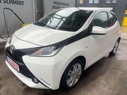 Weiß Gebraucht 2014 Toyota Aygo Kleinwagen | 6.299 € (Fairer Preis)