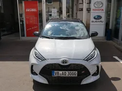 Grau Gebraucht 2023 Toyota Yaris Sport Limousine | 24.950 €